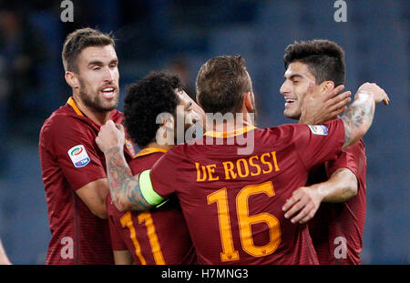 Rom, Italien. 6. November 2016. RomaÕs Mohamed Salah, feiert der zweite von links, mit Teamkollegen Kevin Strootman, links, Daniele De Rossi, zweiter von rechts, und Diego Perotti, nach seinem Tor während der Fußball-Serie A zwischen Roma und Bologna im Olympiastadion übereinstimmen. Bildnachweis: Riccardo De Luca/Pacific Press/Alamy Live-Nachrichten Stockfoto