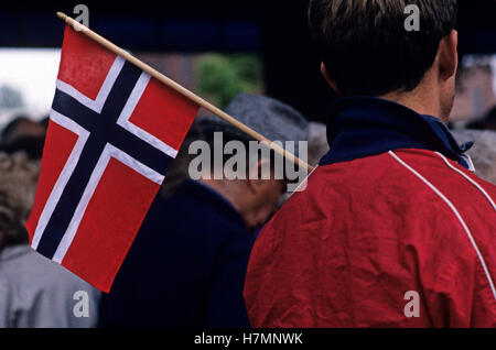 Ballard beste Fest, Straßenfest entlang der Avenue Ballard mit Menschen genießen die Messe mit Flagge Seattle, Washington Stockfoto