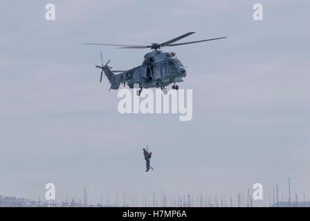 Piräus, Griechenland. 6. November 2016. Hellenic Air Force AS332 Super Puma SAR Hubschrauber sammelt eine griechische Marine ' s Navy Seals, Underwater Demolition Befehl von Flisvos Bucht während der Luft zeigen of Hellenic Air Force aufgrund ihrer jährlichen Feierlichkeiten für ihren Beschützer Erzengel Michael. Bildnachweis: Dimitrios Sotiriou/Pacific Press/Alamy Live-Nachrichten Stockfoto