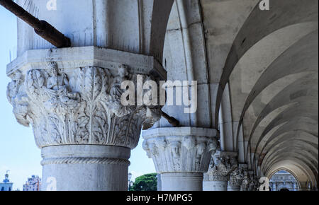 Blick auf berühmte Spalten der Dogenpalast in Venedig, Italien Stockfoto