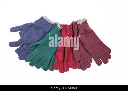 viele farbige Handschuhe. Winterzubehör isoliert auf weißem Hintergrund. Stockfoto