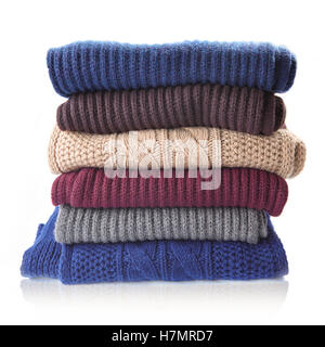 Haufen von gestrickten Winterkleidung isoliert auf weiß, Pullover, Strickwaren, Stockfoto