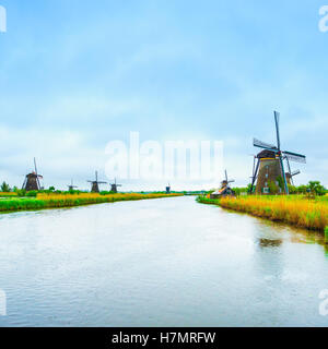 Windmühlen und Wasserkanal in Kinderdijk, Holland oder Niederlande. UNESCO-Weltkulturerbe. Europa. Stockfoto