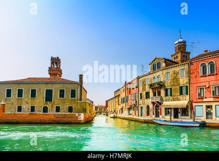 Murano Glasherstellung Insel, Wasserkanal, Brücke, Boot und traditionellen Gebäuden. Venedig oder Venezia, Italien, Europa. Stockfoto