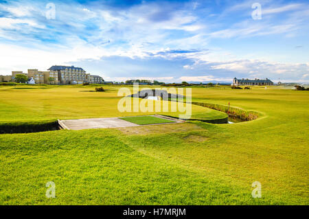 Golf St. Andrews alten Links, Fairway und Stein Bahnbrücke auf Loch 18. Fife, Schottland, Uk, Europa. Stockfoto