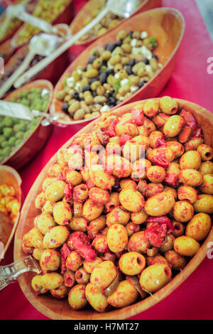Artischocken und Oliven zum Verkauf auf dem Inlandsmarkt Pimlico in London Stockfoto