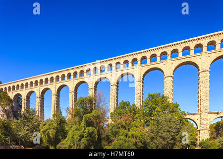 Roquefavour alten Aquädukt Kulturdenkmal Ventabren, Aix-En-Provence, Frankreich, Europa. Stockfoto