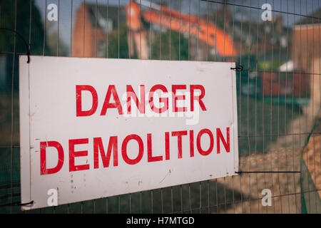 Warnschild Rechtschreibung Gefahr Abriss auf einer Baustelle in London Stockfoto