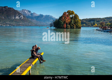 Paar sitzt auf einem Ponton, wobei eine Selfie, See von Annecy, Haute Savoie, Frankreich Stockfoto