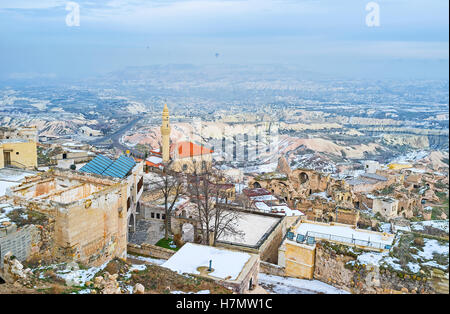 Der Blick von der Burg von Uchisar auf den Dächern der Stadt auf dem Hügel im nebeligen Wintertag, Kappadokien, Türkei. Stockfoto