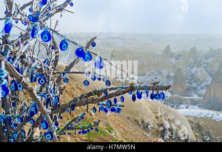 Die Zweige des alten Baumes mit dem Auge-förmigen Amulette - Nazars, gemacht aus blauem Glas verziert und geglaubt, um zu schützen Stockfoto