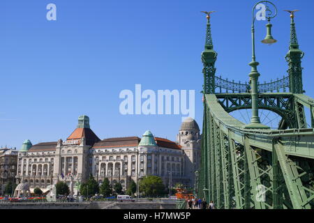 Freiheitsbrücke (Szabadsag hid), überqueren die Donau, mit dem Hotel Gellert im Hintergrund, Budapest, Ungarn Stockfoto