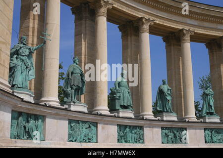 Statuen von fünf ungarische Könige auf der linken Kolonnade des Millennium-Denkmals, Heldenplatz (Hosok Tere), Budapest, Ungarn Stockfoto