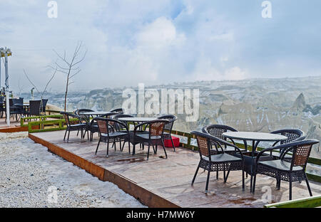 Das gemütliche Café im Freien bietet, trinken Kaffee oder traditionellen Tee mit dem Blick auf das Taubental in Kappadokien, Türkei. Stockfoto