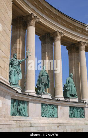 Statuen der drei ungarischen Könige auf der linken Kolonnade des Millennium-Denkmals, Heldenplatz (Hosok Tere), Budapest, Ungarn Stockfoto