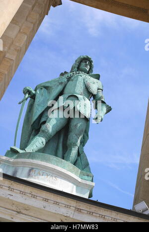 Statue von König Mátyás auf der rechten Kolonnade des Millennium-Denkmals, Heldenplatz (Hosok Tere), Budapest, Ungarn Stockfoto