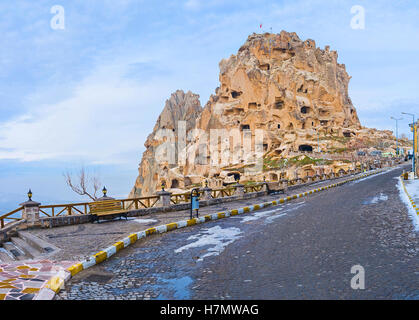 Die alte Burg wurden geschnitzt, in natürlichen Felsformation, Uchisar, Kappadokien, Türkei. Stockfoto