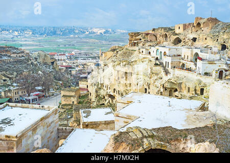 Der Blick von oben auf den Ruinen der Altstadt in Fels, Cavucin, Türkei. Stockfoto