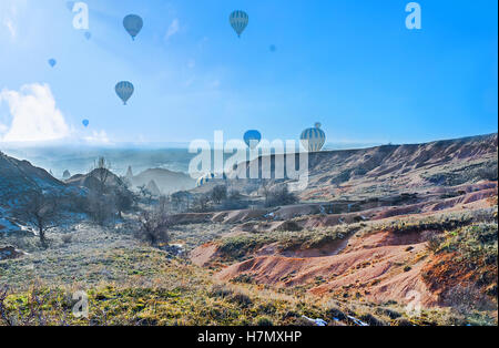 Touristen auf der ganzen Welt genießen die Ballonfahrten in Kappadokien, Türkei. Stockfoto