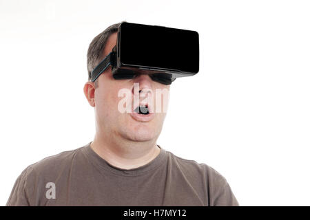 Mann mittlerer Alter tragen VR virtual-Reality-Kopfhörer ist fassungslos Stockfoto