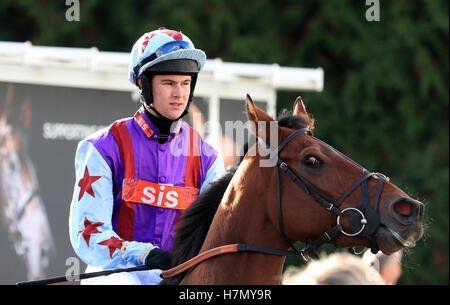 Jockey Brendan Powell Jr. auf Gannicus, wie sie den Kopf aus für die Betvictor Novizen Hürdenrennen in Kempton Racecourse. Stockfoto