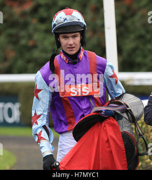 Jockey Brendan Powell Jr. nach der Betvictor Novizinnen Hürdenrennen in Kempton Racecourse. Stockfoto