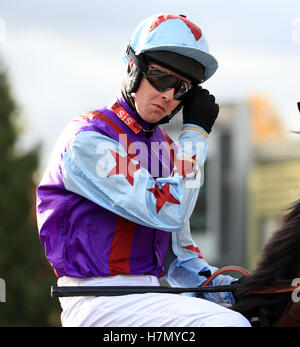 Jockey Brendan Powell Jr. auf Gannicus, wie sie den Kopf aus für die Betvictor Novizen Hürdenrennen in Kempton Racecourse. Stockfoto