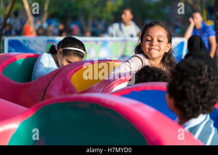 Glückliche Kinder, die Spaß im Freizeitpark Stockfoto