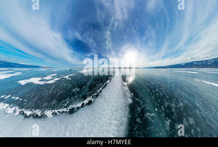 Der Weg von den großen weißen Risse auf dem Eis des Baikalsees. Das polar Panorama. Stockfoto