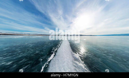 Der Weg von den großen weißen Risse auf dem Eis des Baikalsees. Das polar Panorama. Stockfoto