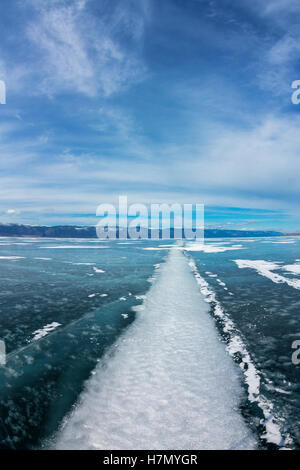 Der Weg von den großen weißen Rissen auf dem Eis des Baikalsees Stockfoto