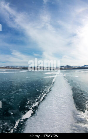 Der Weg von den großen weißen Rissen auf dem Eis des Baikalsees Stockfoto