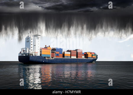 Meer-Landschaft mit Containerschiff und Regen über Meer. Stockfoto