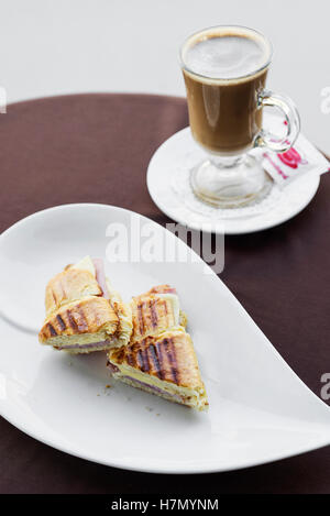 Käse-Schinken-Toast-Croissant und Latte Kaffee einfaches Frühstück snack-Set Stockfoto