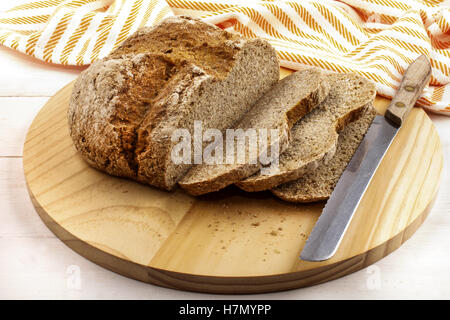 irische Soda Schnittbrot auf einem hölzernen Platte und Brot-Messer Stockfoto