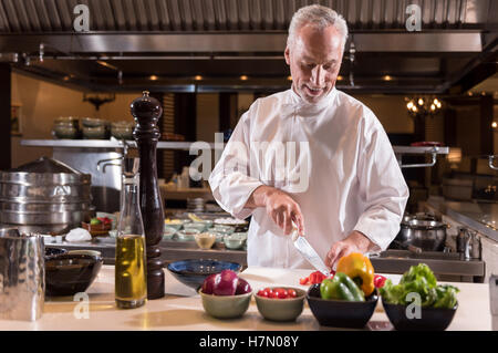 Schneiden von Papier begeistert Chef in der Küche des Restaurants Stockfoto