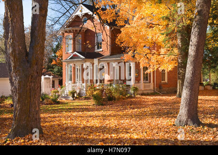 Haus im Herbst Property-release Stockfoto