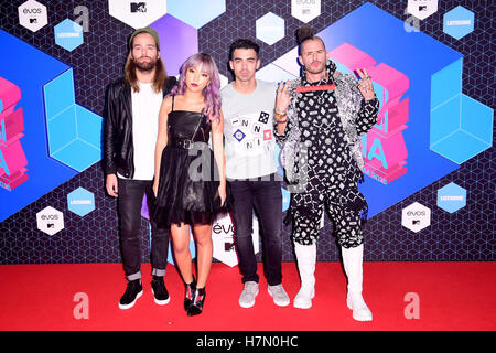 (links-rechts) Jack Lawless, JinJoo Lee, Joe Jonas und Cole Whittle der DNCE Teilnahme an der Europäischen MTV Europe Music Awards in der Ahoy Rotterdam, Niederlande. Stockfoto