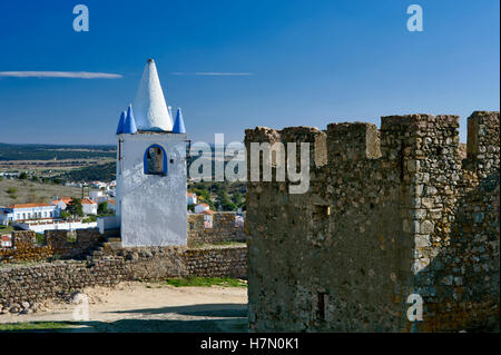 Portugal, Alentejo, dem Uhrturm in der Burgmauern, Arraiolos Stockfoto