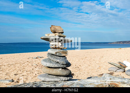 einen steinernen Turm an einem Strand in Cornwall, Großbritannien Stockfoto