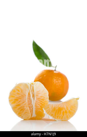 Reifen Mandarine mit Blätter Nahaufnahme auf weißem Hintergrund. Stockfoto