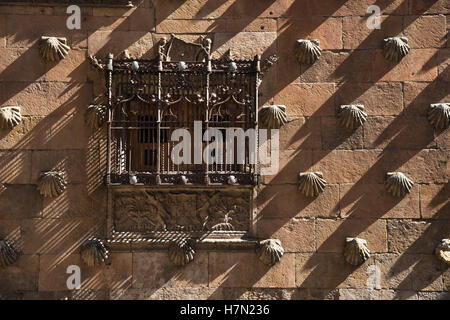 Schmiedeeisen Windows und dekorativer Stein arbeiten auf das 16. Jh. Casa De Las Conchas, Salamanca, Spanien. Stockfoto