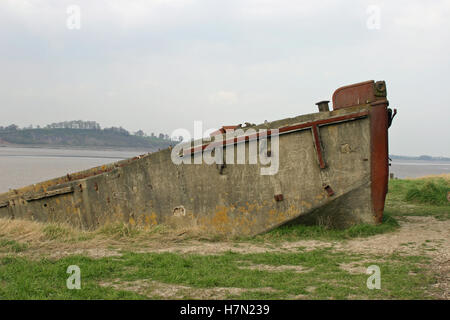 Einseitig (Steuerbord) eine verlassene ungewöhnlich konkrete Lastkahn Stockfoto