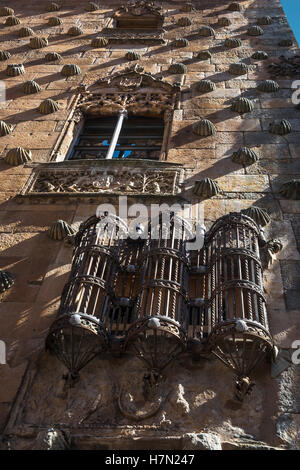 Schmiedeeisen Windows und dekorativer Stein arbeiten auf das 16. Jh. Casa De Las Conchas, Salamanca, Spanien. Stockfoto