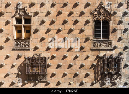 Schmiedeeisen Windows und dekorativer Stein arbeiten auf das 16. Jh. Casa De Las Conchas, Salamanca, Spanien. Stockfoto