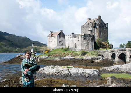 Pipebag Spieler vor Eilean Donan Castle Isle of Sky Schottland Großbritannien 20.05.2016 Stockfoto