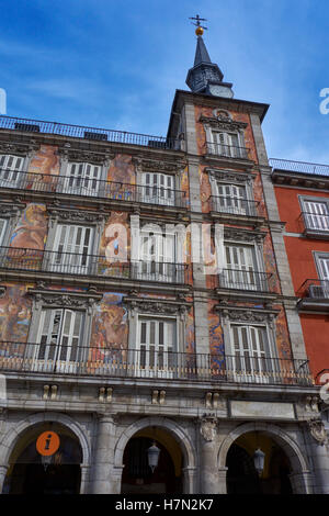 Blick auf die Fassade des "Casa De La Panaderia" an der Plaza Mayor. Madrid. Spanien. Stockfoto