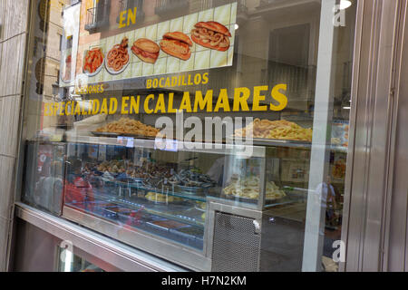 Traditionelle Bar in der alten Madrid kündigt die typischen Tintenfisch-Sandwiches. Madrid. Spanien. Stockfoto