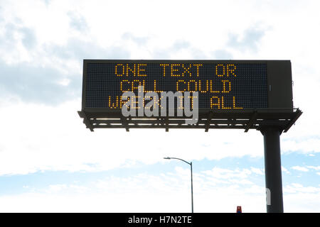 American Highway Informationen Warnschild "eine SMS oder Anruf alles zerstören könnte" Stockfoto