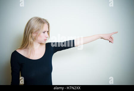 Junge blonde Frau betonte suchen und aus dem Rahmen, Portrait mit textfreiraum auf Seite zeigen Stockfoto